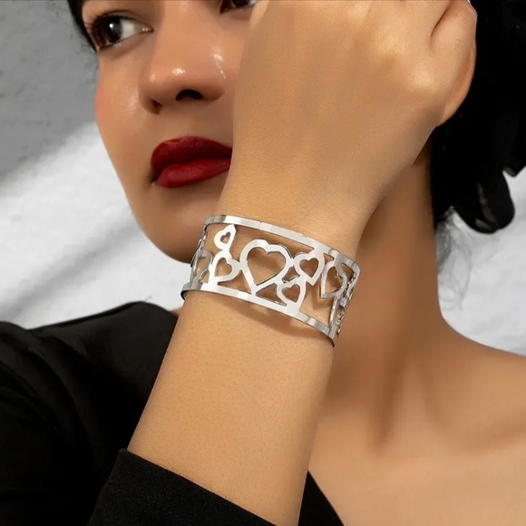 Heart Cuff Bracelet Silver Tone - Picture 1 of 10